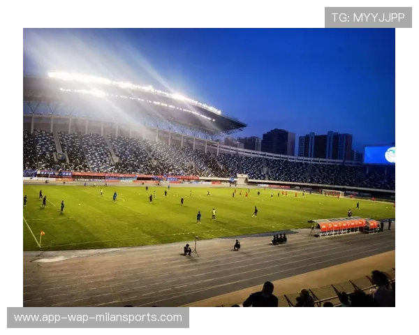 石家庄功夫新前锋背身做球，回做后队友一脚远射